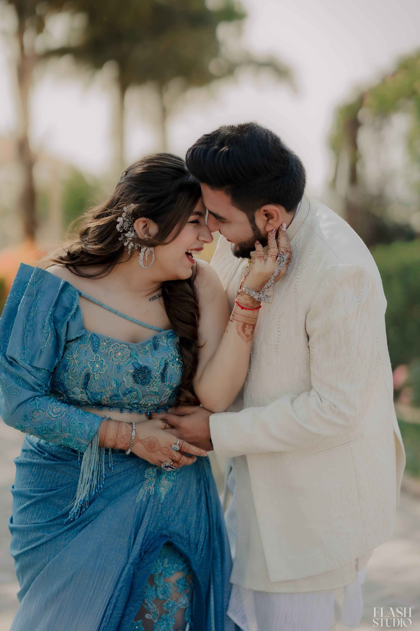 Mohit and Disha photography by Flash Studio