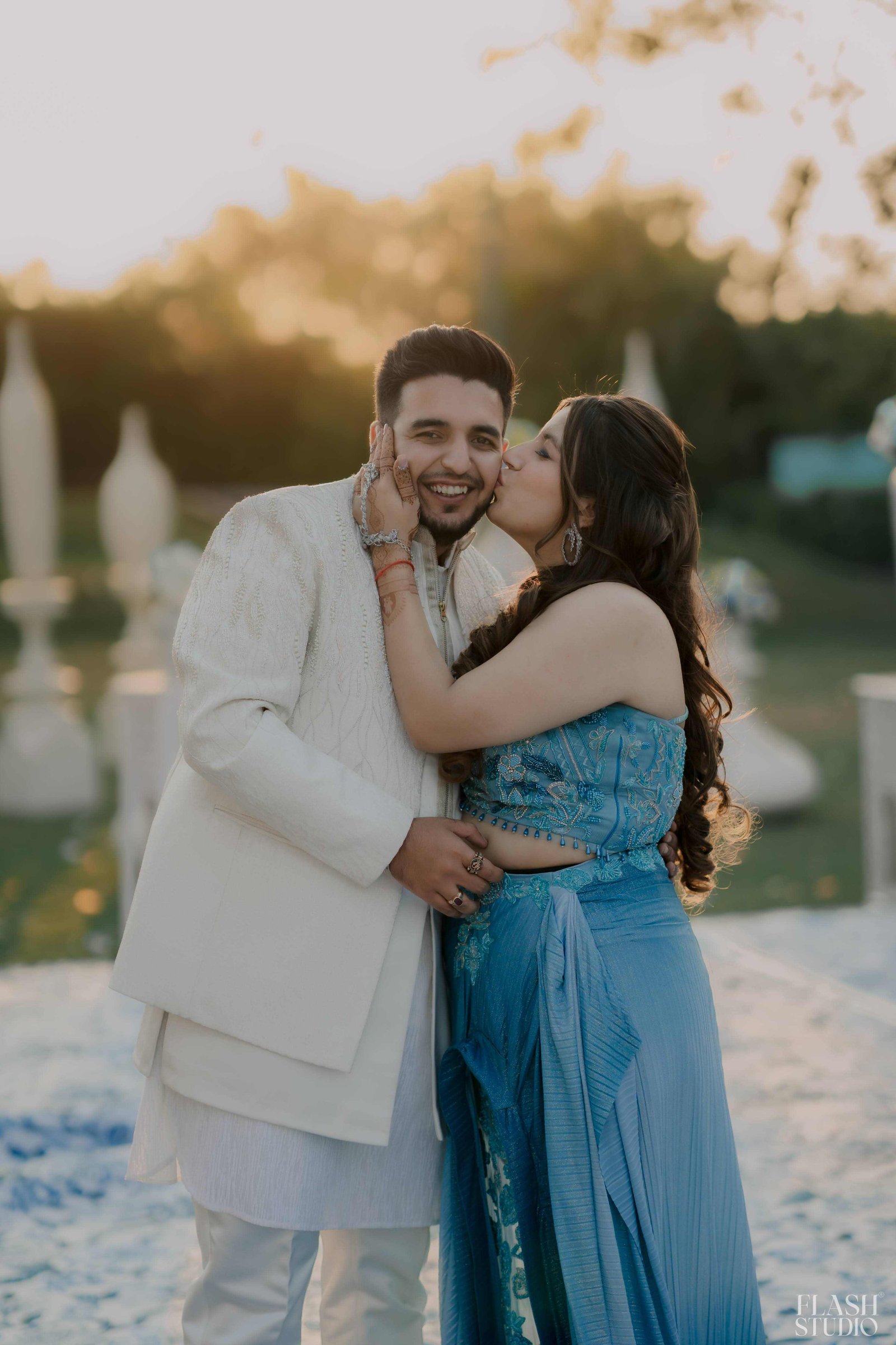 Mohit and Disha photography by Flash Studio