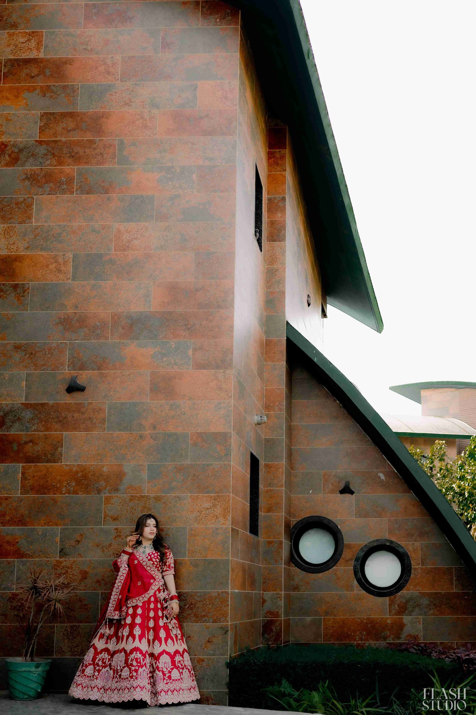 Mohit and Disha photography by Flash Studio