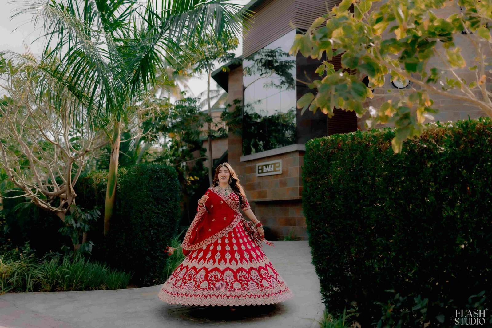 Mohit and Disha photography by Flash Studio