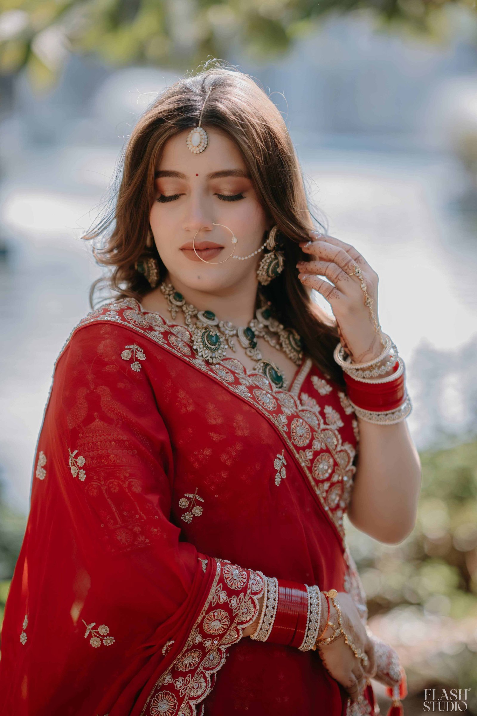Mohit and Disha photography by Flash Studio